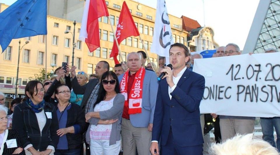 Protest przeciwko łamaniu konstytucji