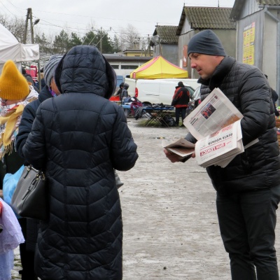 Targowisko w Lipsku - zbieranie podpisów i rozdawanie gazety 